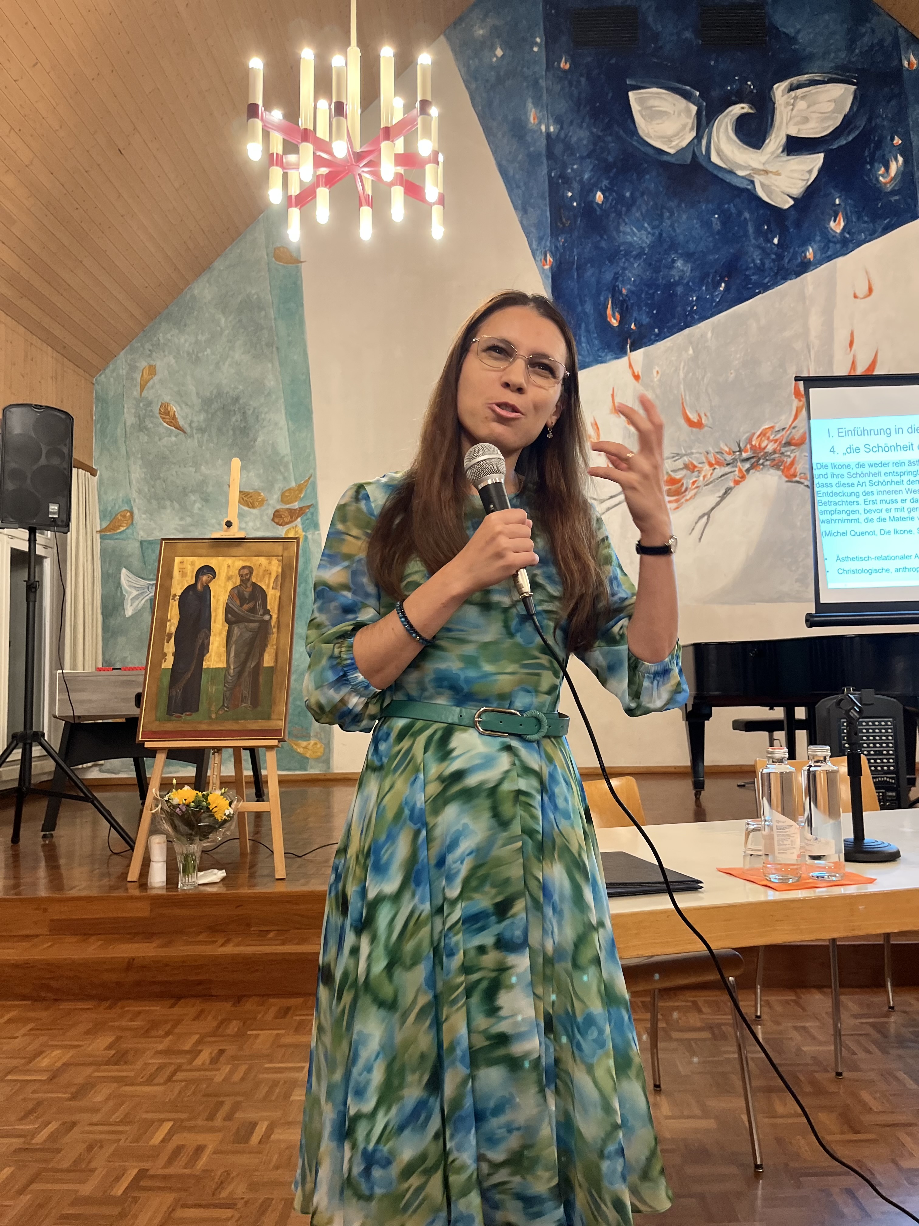 Kreis mit dem Text: Drehscheibe Bildung & Spiritualität, Halbjahresprogramm der ökumenischen Erwachsenenbillung