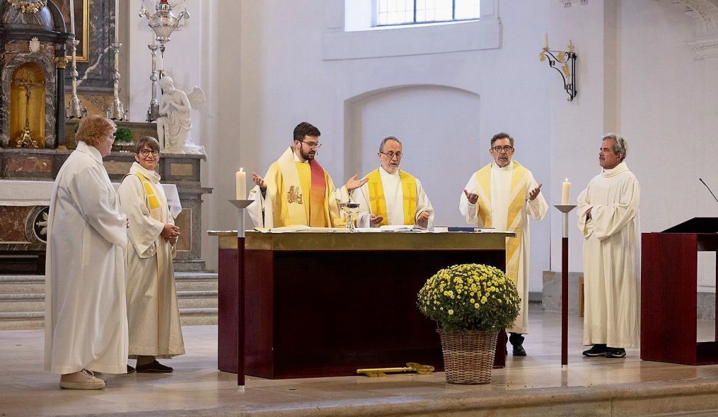 Geistliche in der Kirche, Ilya Kaplan bei seiner Amtseinsetzung
