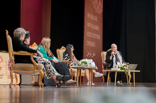 Gruppenbild: Angela Berlis und die Konferenzteilnehmenden auf der Bühne