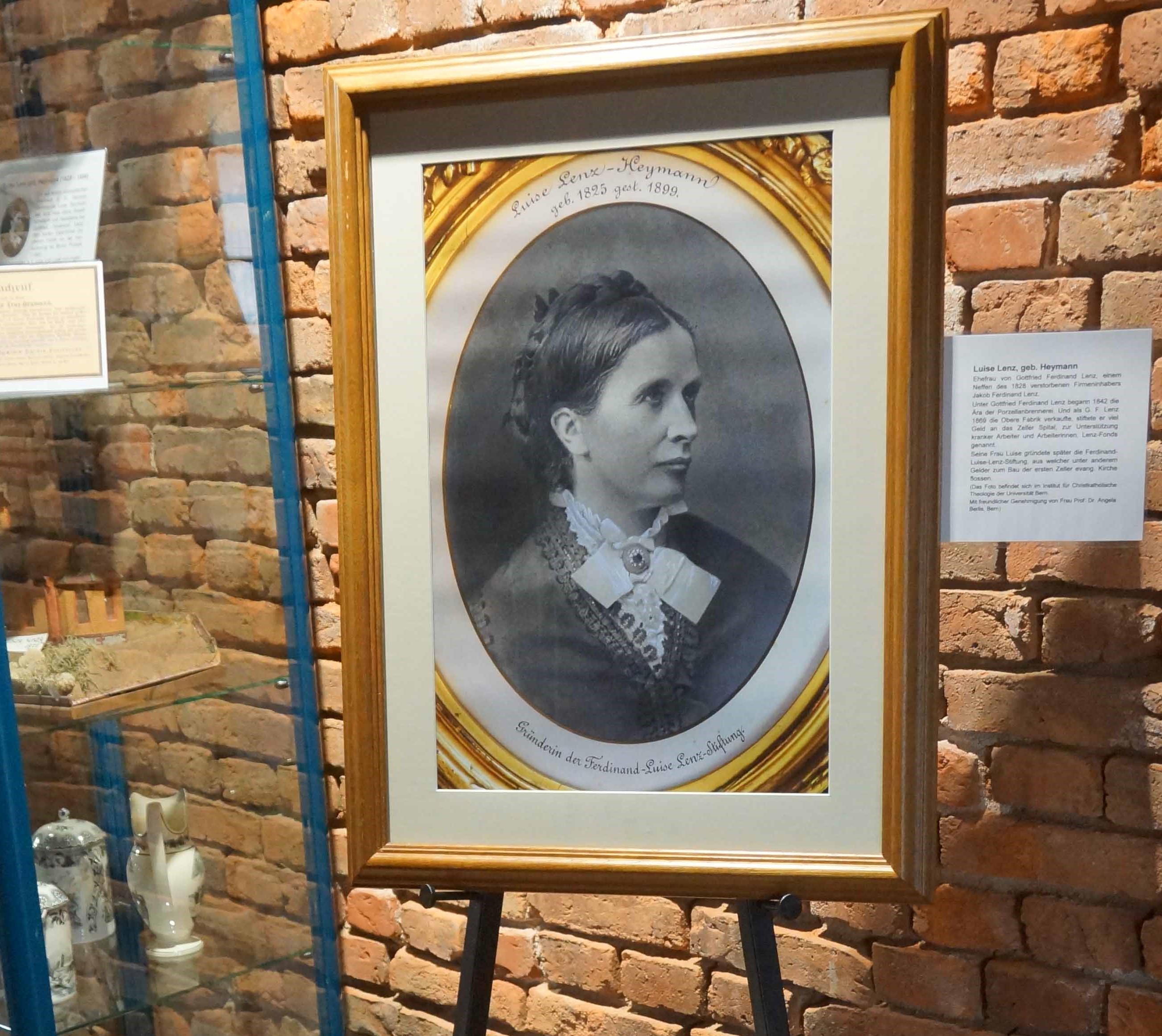 Portrait von Luise Lenz im Ausstellungsraum