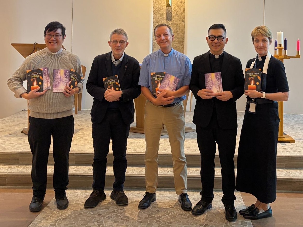 Martin Percy mit den Geistlischen bei der Buchpräsentation in China