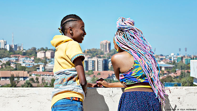 Bild aus dem Film "Rafikii" zeigt zwei afrikanische Teenager-Mädchen