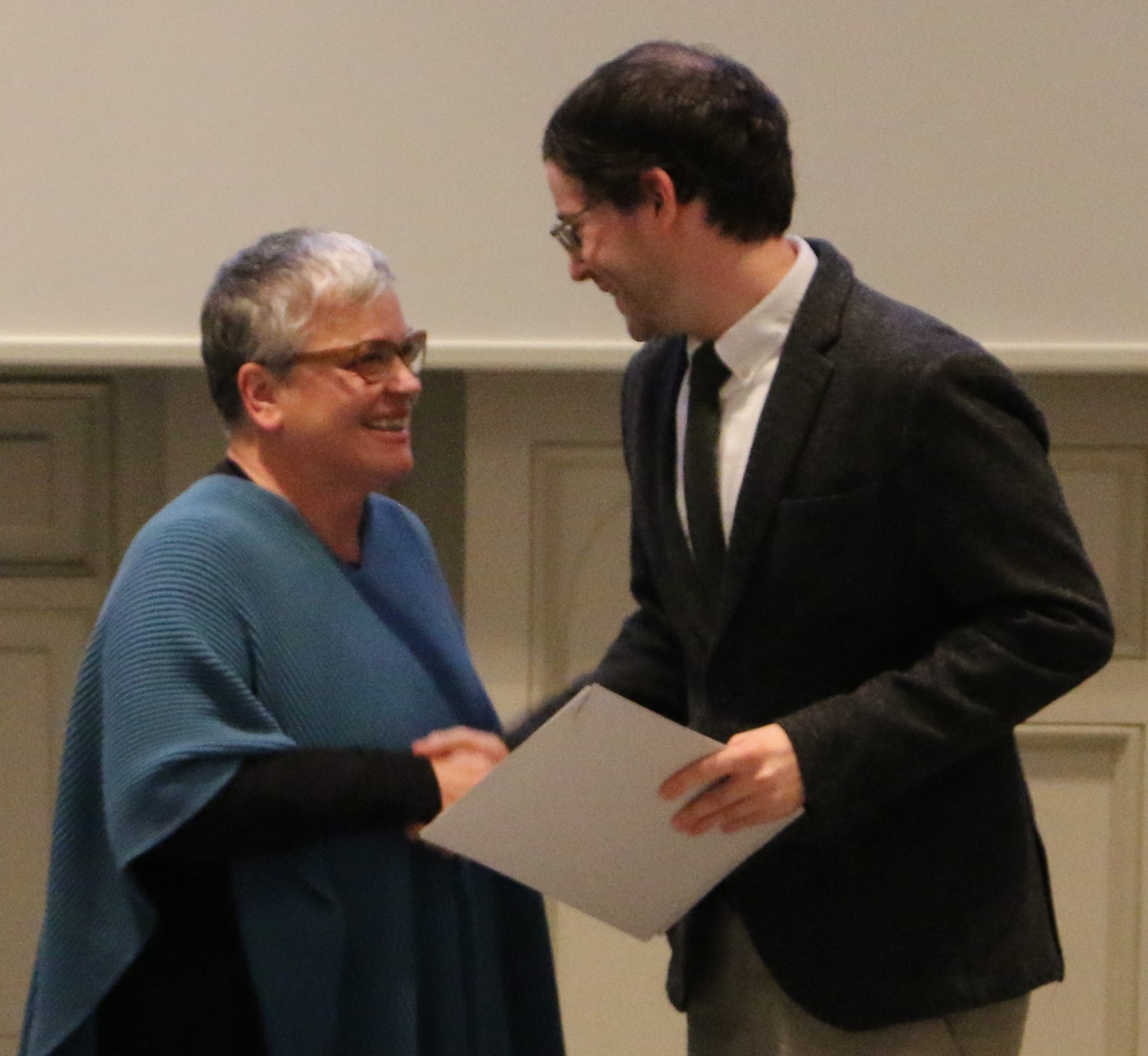 Foto von Nils Hermann und Prof. Angela Berlis bei der Überreichung der Preisurkunde