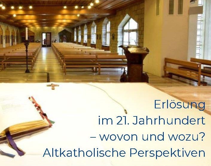Kicheninnenraum mit der Schrift "Erlösung im 21. Jahrhundert: wovon und wozu? Alt-katholische Perspektiven""