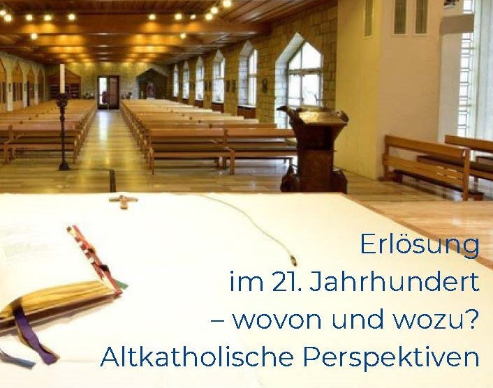 Kicheninnenraum mit der Schrift "Erlösung im 21. Jahrhundert: wovon und wozu? Alt-katholische Perspektiven""