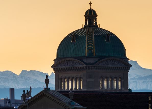 Die Kuppel vom Bundeshaus mit dem Bergpanorama im Hintergrund