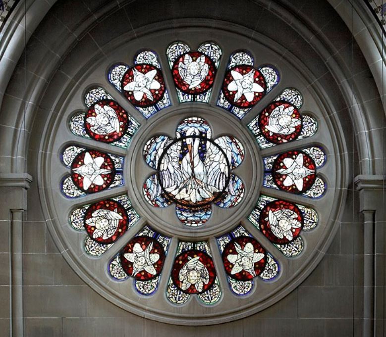 Darstellung eines Pelikans im farbigen Glaskirchenfenster der Kirche St. Peter und Paul in Bern