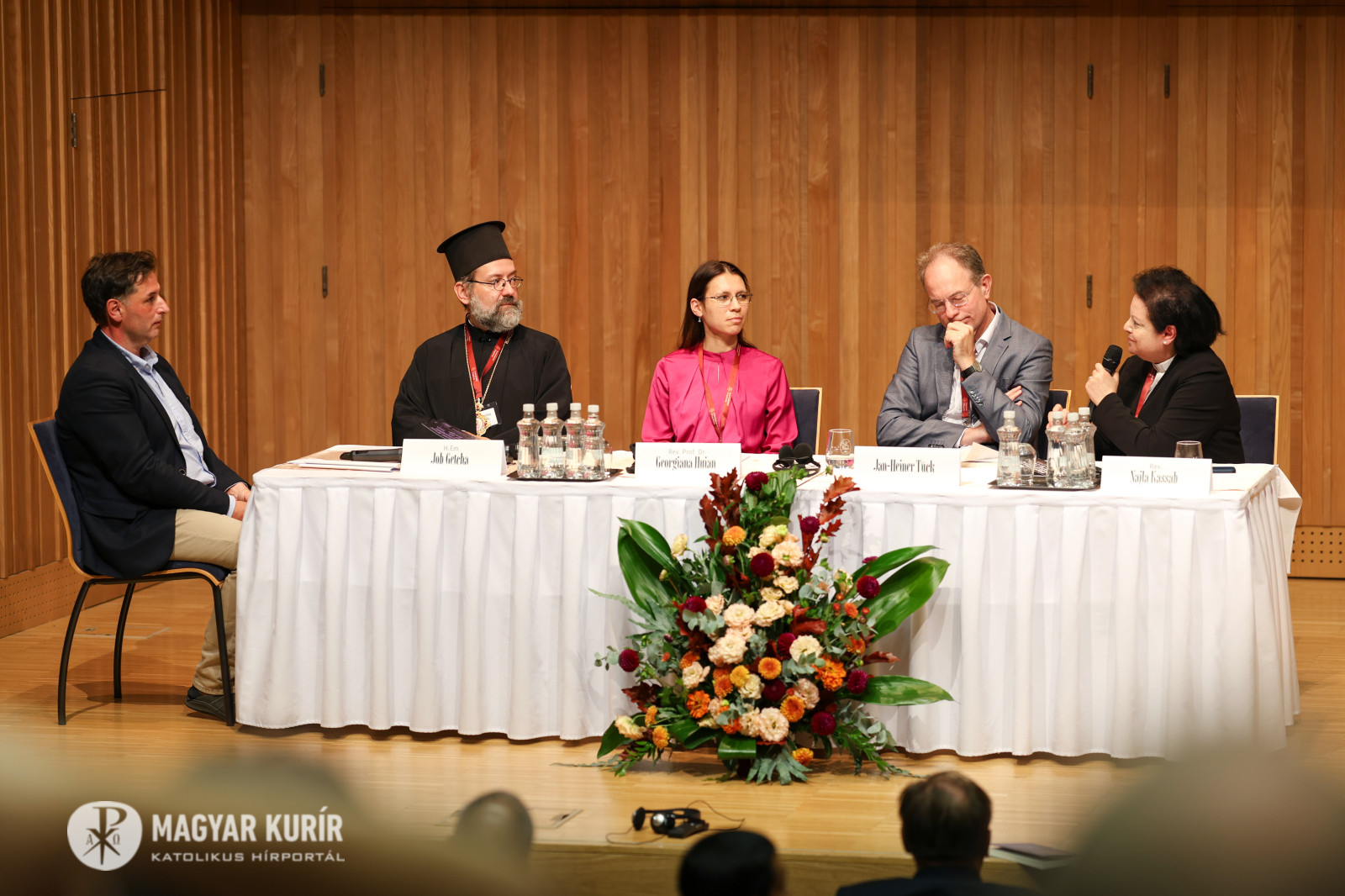 Prof. Dr. Huian in der Diskussionsrunde auf der Bühne