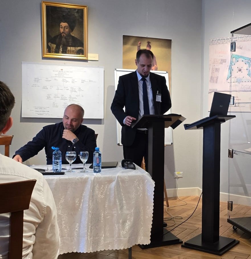 Präsentation eines Vortrag, ein Mann im Vordergrund