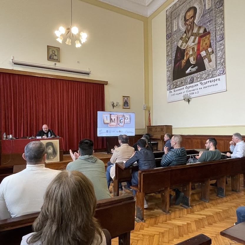 Podium mit dem Redner und die Zuschauer im Saal