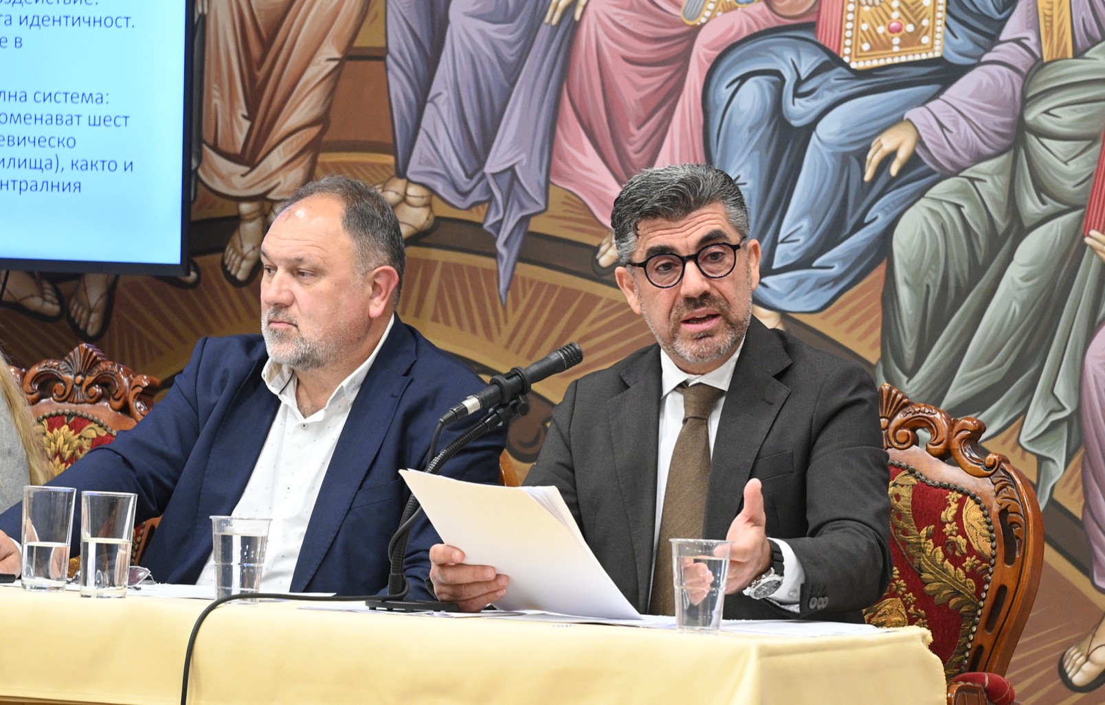 Prof. Pavlov am Tisch im Präsidium