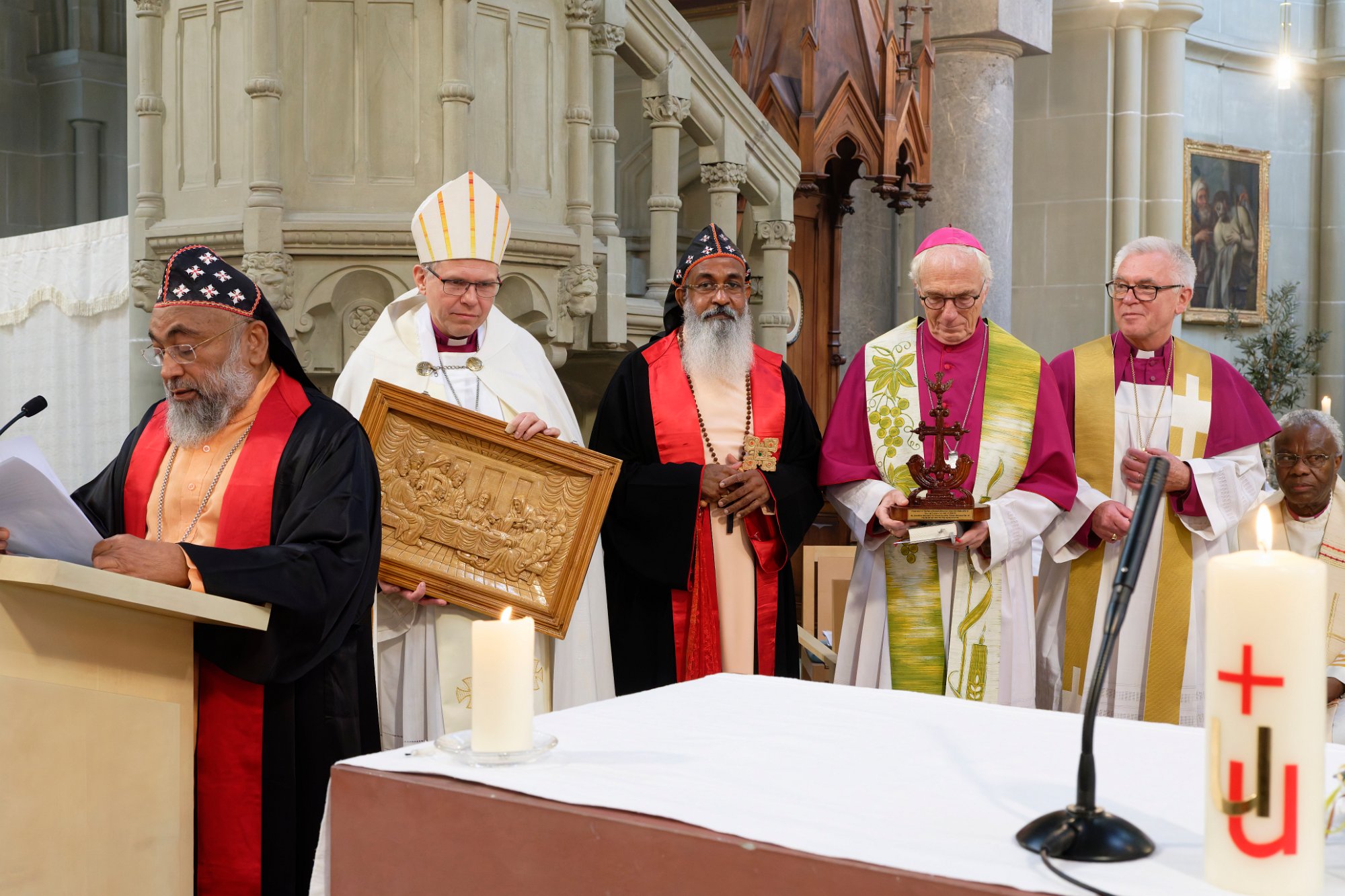 Geistliche beim Festgottesdienst in der Kirche St. Peter und Paul, Bern