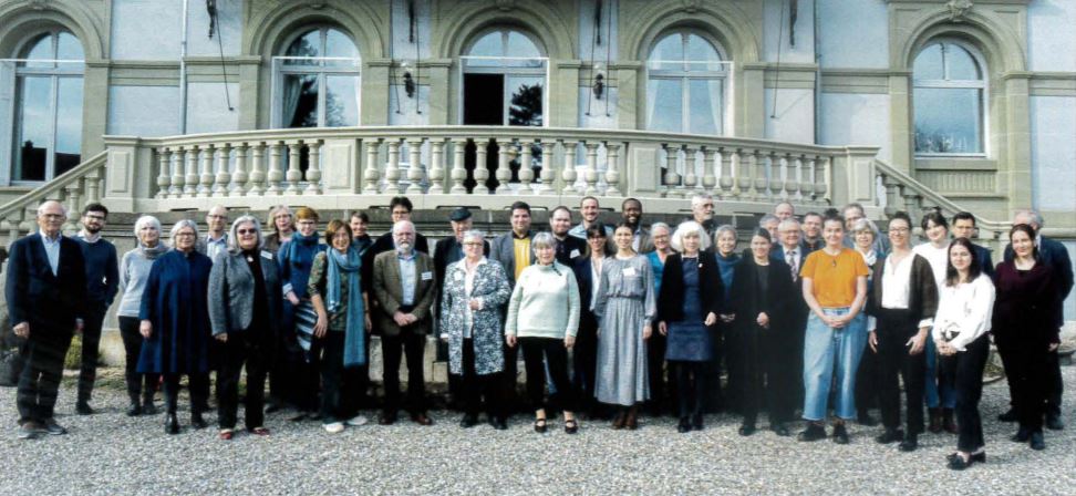 Gruppenfoto von KonferenzteilnehmerInnen vor dem Haus der Universität